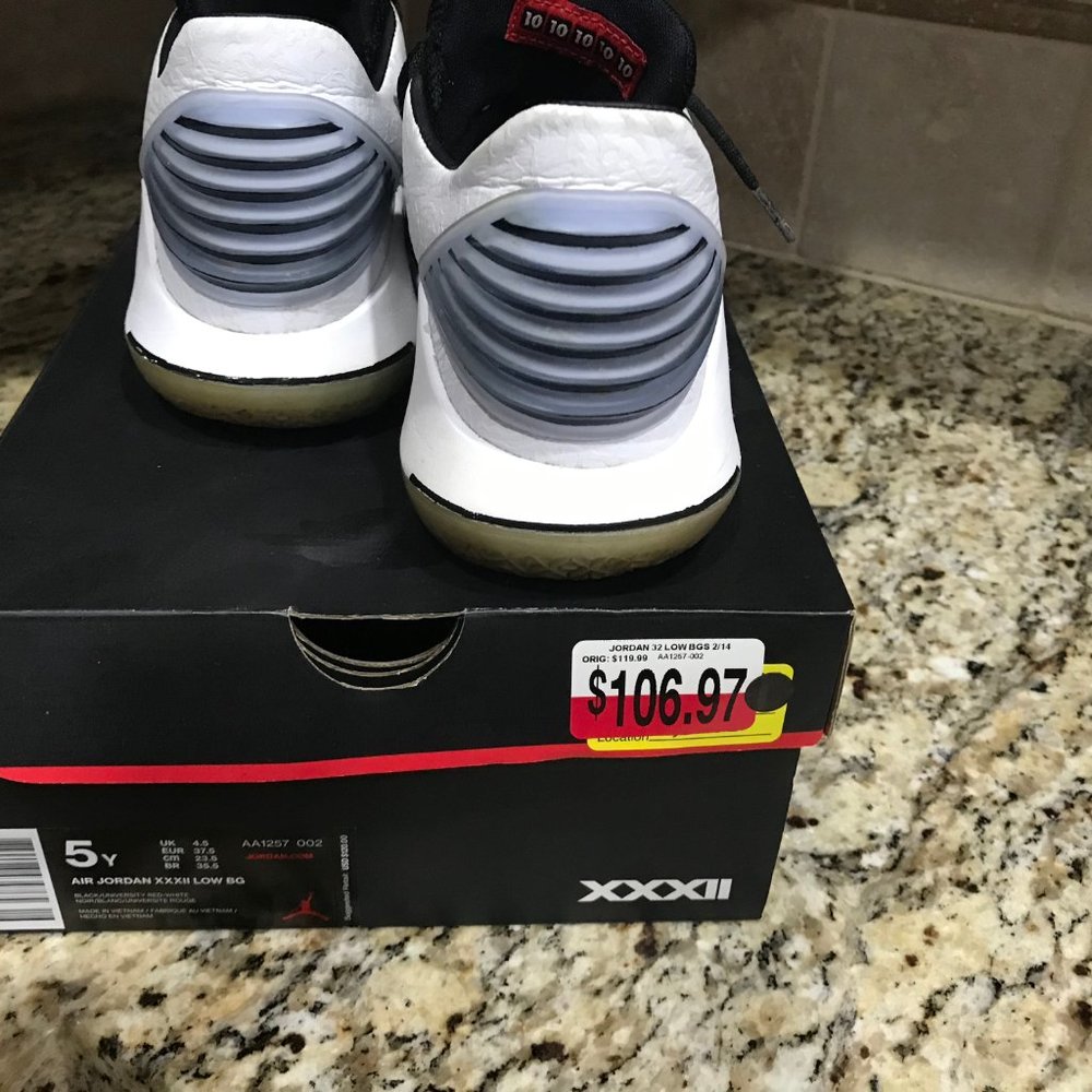 **Air Jordan XXXII Low BG - Youth Size 5** - Picture 2 of 6